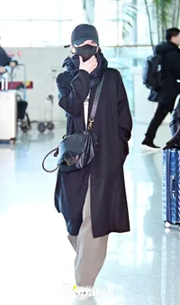 Siap Hadiri Milan Fashion Week, 7 Potret Song Hye Kyo di Bandara Internasional Incheon - Cantiknya Nembus Masker