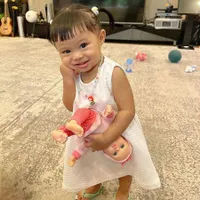 Siap Jadi Kakak, 8 Potret Ameena yang Belajar Momong dan Gendong Boneka - Lucu dan Gemesin Banget