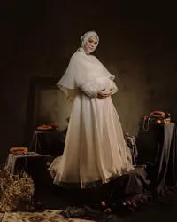 Siap Sambut Anak Kedua, 8 Potret Maternity Shoot Vebby Palwinta yang Tampil Bak Seorang Putri - Aura Bumil Glowing