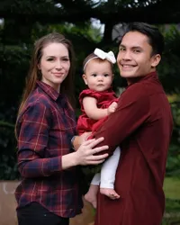 Siap Sambut Kelahiran Anak Kedua, Intip 8 Potret Hot Daddy Randy Pangalila Saat Momong Putri Bulenya