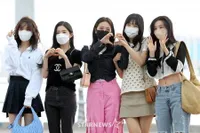 Siap Sapa ReVeluv Indonesia, Potret Cantik Red Velvet di Bandara Incheon: Pesona Glowing - Airport Fashion Kece!