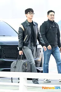 Siap Terbang ke Singapura, 8 Potret Park Bo Gum di Bandara Incheon - Makin Ganteng Berkacamata