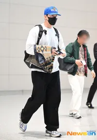 Siap Terbang ke Taiwan, 7 Potret Hyun Bin di Bandara Internasional Incheon - Brewokan Makin Menawan