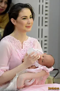 Ibu-Ibu Muda Nan Cantik, Suaminya Ganteng Nggak Sih?