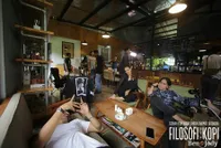 Simak Foto Dibalik Layar Film 'FILOSOFI KOPI 2', Seru Banget!