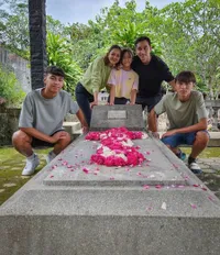 Singgah di Jogja, 8 Potret Keluarga Donna Agnesia & Darius Sinathrya Nyekar  ke Makam Nenek