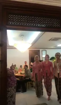 Siraman Varsha Strauss Calon Panji Trihatmodjo, Dengan Adat Jawa