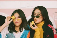 Sister photoshoot, Alika-Kayla Islamadina Kompak di Laundry Bar?