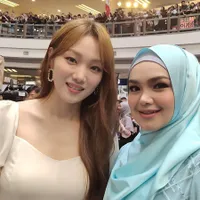 Siti Nurhaliza Bareng Lee Sung Kyung & NCT Dream di Event Halal