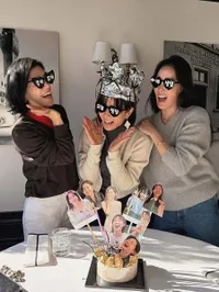 Son Ye Jin Rayakan Ulang Tahun ke-44, Nyanyian Anak Curi Perhatian