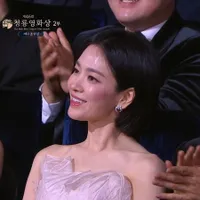 Song Hye Kyo di Blue Dragon Film Awards 2025, Datang Telat Tapi Jadi Perhatian