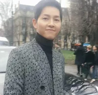 Song Joong Ki Hadiri Paris Fashion Week, Song Hye Kyo Dapat Bunga