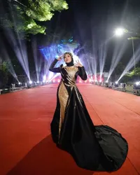 Sopan dan Modis, 8 Potret Gaya Outfit Selfi Yamma Saat Manggung - Colorful Banget!