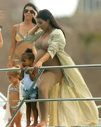 Sosialita! North West Main Air di Pantai Pakai Suimsuit, Lucu