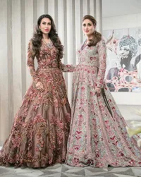 Sosialita Sisters Kareena - Karisma, Gaun Mewah - Gaya Elegan 