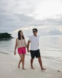 Spek Suami Idaman, 8 Potret Surya Insomnia yang Sayang Banget Sama Istrinya - Netizen: Pantas Rezekinya Deras ya Pak