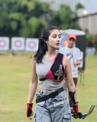 Sporty Abis! 8 Potret Ghea Youbi Naik Jet Ski - Latihan Memanah