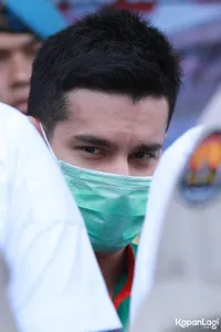 Steve Emmanuel Menunduk Lesu di Preskon Penangkapan Kasus Narkoba
