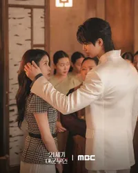 Still Cut PERFECT CROWN Bikin Penasaran, Byeon Woo Seok Gendong IU