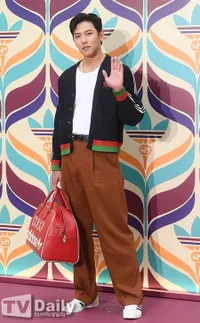 Style Retro Bintang-Bintang Korea di Event Adidas x Gucci, Poni Rata Kim Ji Won Unyu Banget Bikin Salah Fokus