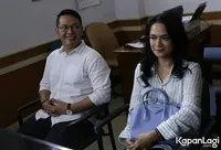 Suami Hadir, Shezy Idris Sempat Menangis di Sidang Perdana Cerai