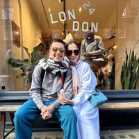 Suami Suportif, 10 Potret Andhika Pratama Peluk & Cium Ussy Sulistiawaty yang Ikut London Marathon 2024