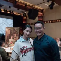 Suaminya Bukan Sosok Sembarangan, 8 Potret Romantis Laura Basuki & Leo Sandjaja yang Jarang Tersorot