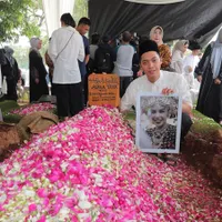 Suasana Haru Pemakaman Adara Taista Menantu Dari Hatta Rajasa
