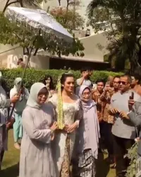 Suasana Lokasi Akad Nikah Raisa, Hamish Tegang & Usap Keringat