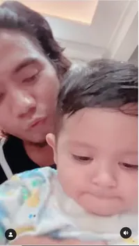 Sudah Bercerai dengan Nadya Mustika, Intip 9 Potret Rizki DA yang Tetap Asuh Baby Syaki - Ajari Mengaji Sejak Dini