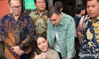 Sudah Berdamai, 9 Potret Bahagia Rendy Kjaernett Cium Lady Nayoan Usai Sidang Mediasi di Pengadilan Negeri Bekasi