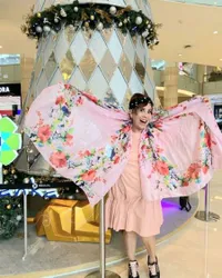 Sudah Berusia 50 Tahunan, Pesona 9 Ibu Selebriti Ini Nggak Luntur, Tetap Kece & Awet Muda!