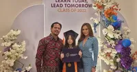 Sudah Cerai Tapi Tetap Akur, Potret Wulan Guritno Hadiri Wisuda London Abigail Didampingi Mantan Suami