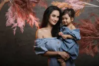 Sudah Jadi Ibu 2 Anak, 8 Potret Gaya Faby Marcelia yang Masih Kayak ABG - Mama Muda Cantik!