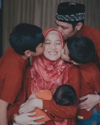 Sudah Jadi Kebiasaan, Ini Potret Keluarga Alyssa Soebadono dan Dude Harlino yang Sering Pakai Busana Kompakan