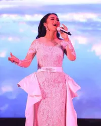 Sudah Jadi Nenek, 9 Potret Krisdayanti Sebagai Diva Indonesia yang Tak Pernah Pudar - Wariskan Bakat Pada Aurel dan Amora