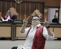 Sudah Jatuh Tertimpa Tangga, 5 Seleb Ini Digugat Cerai Saat Masih Berada di Dalam Penjara