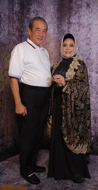 Sudah Menikah Lebih dari 30 Tahun, 8 Potret Hetty Koes Endang dan Sang Suami - Tetap Mesra dan Romantis