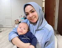 Sudah Persiapkan Tabungan Rp1 Miliar Untuk Cucu Tersayang, Ini 7 Potret Rieta Amilia Saat Momong Rayyanza - Punya Jurus Andalan Saat Si Kecil Nangis dan Rewel