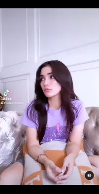 Sudah Punya Anak 5, 8 Potret Ussy Sulsitiawaty yang Makin Tua Makin Awet Muda - Gerai Rambut Panjangnya Gayanya Bak ABG Banget