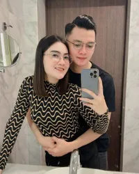 Sudah Punya Anak Lucu, Potret Nella Kharisma dan Dory Harsa yang Tetap Mesra dan Romantis - Tempel Terus Bak Perangko