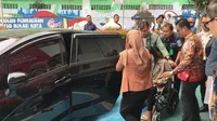 Sudah Rujuk, 8 Momen Kemesraan Rendy Kjaernett dan Lady Nayoan di Pengadilan - Dorong Kursi Roda Sampai Cium Pipi