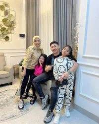 Sudah Seperti Anak Kandung, Ini 8 Potret Kedekatan Angga Wijaya Bersama Kedua Putri Sambungnya