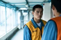 Sukses Bikin Mleyot Saat Perankan Karakter Polisi, 7 Potret Kang Ha Neul Tampil Garang Jadi Napi Berkepala Botak di Drama Baru