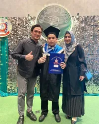 Sukses Gelar Pameran Tunggal, Ini 8 Potret Omar Anak Cindy Fatika Sari yang Berkebutuhan Khusus - Lukisannya Dilirik Dubes Italia