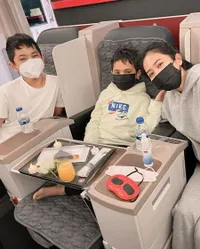 Sultan Abis! 8 Potret Perayaan Ultah Harneel Anak Bunga Zainal dan Sukhdev Singh di Atas Pesawat, Bahagia Dapat Surprise