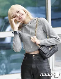 Sultan Memang Beda, Potret V BTS dan Lisa BLACKPINK Pamer Naik Private Jet ke Paris - Santai Rebahan Pakai Celana Pendek