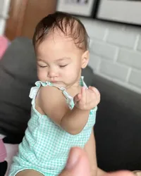 Super Gemas! intip 7 Potret Baby Numa Anak Mona Ratuliu Berpose 'Finger Heart' - Bikin Hati Netizen Melting