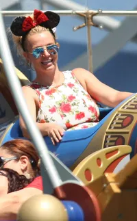 Super Seru! Ini Potret Liburan Artis Hollywood di Disneyland