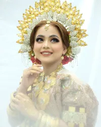 Super Stunning! Ini 8 Potret Putri DA Dalam Balutan Busana Tradisional Bugis